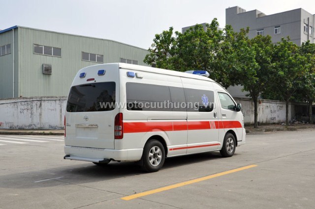xe-cuu-thuong-toyota-hiace-high-roof
