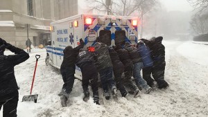Thành phố New York cư dân ban nhạc với nhau để đẩy xe cứu thương bị mắc kẹt ra khỏi tuyết