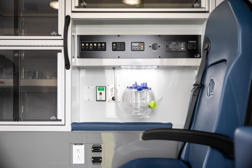 Demers-ambulances-type-3-MX-152-action-area-console (1)